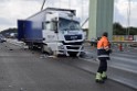 Schwerer LKW VU PKlemm A 4 Rich Olpe auf der Rodenkirchener Bruecke P210